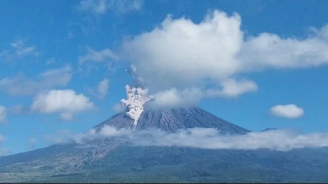Semeru Erupsi Pagi Ini: Kolom Abu Meninggi, Warga Diminta Tetap Waspada