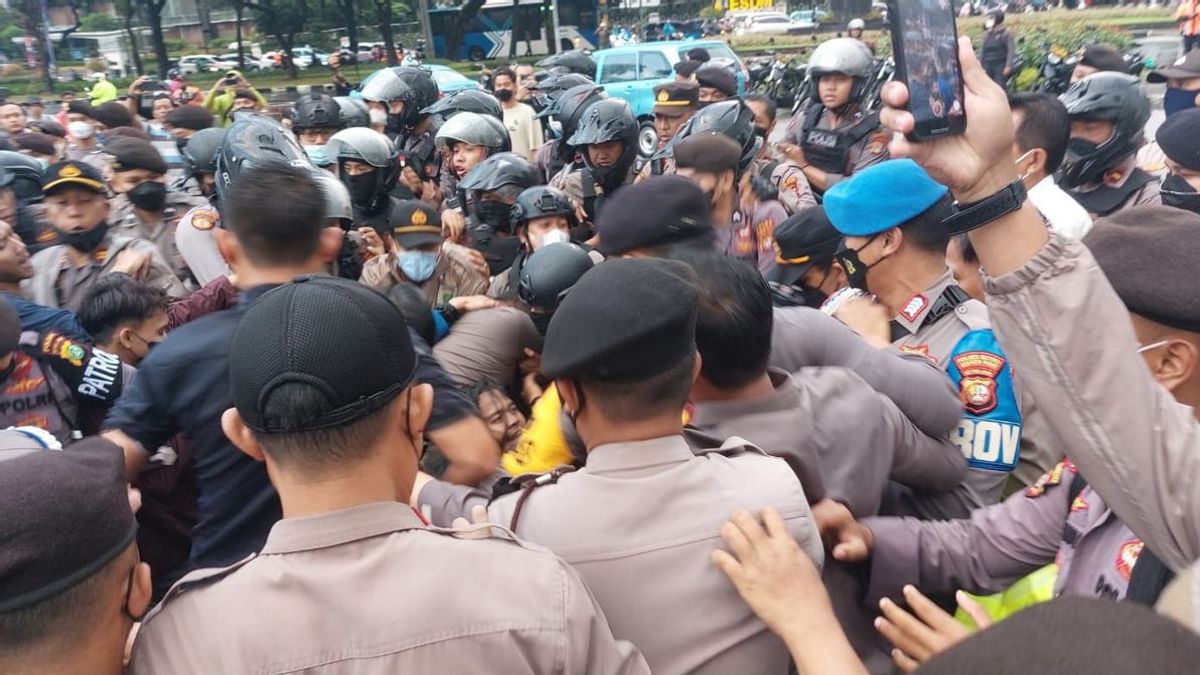 Polisi Dipecat Usai Tewaskan Pengemudi saat Ricuh Demo; Unjuk Rasa Berlanjut